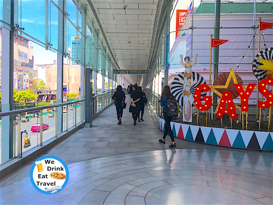 Walkway leading the way on how to get to Platinum Fashion Mall Bangkok From Sukhumvit, Chit Lom BTS.